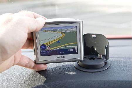 Für 50 Euro gibt es die praktische Dock-Lösung fürs Navi auf dem Armaturenbrett.
