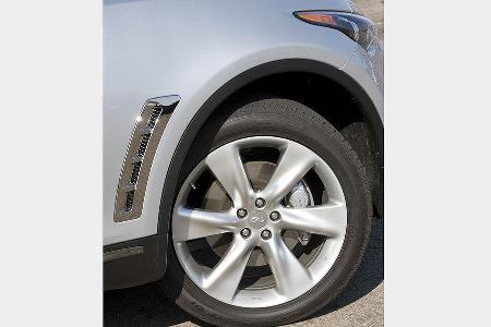 21-Zoll-Räder mit 265/45er-Allsaison-Pneus gehören zum Lieferumfang für den FX50, sie rollen allerdings recht hart ab.