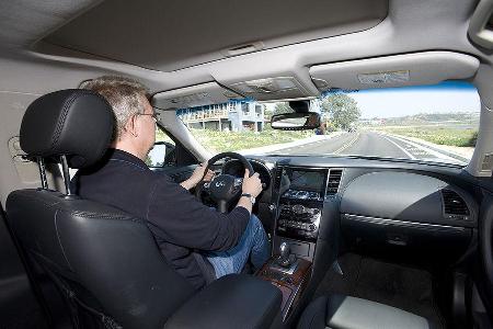 Das kleine Dreispeichenlenkrad mit den Lenkradwippen liegt prächtig in der Hand und die Lenkung arbeitet überraschend direkt...