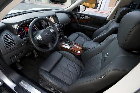 Beim Interieur hier hat der Infiniti das von den Premiummarken erwartete hohe Niveau erreicht, allerdings wirkt der ausgespr...