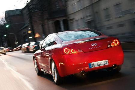 Die Kraftübertragung auf alle vier Räder erfolgt via Sechsgangschaltung oder über eine Sieben-Stufen-Automatik.