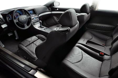 Der 2+2-Sitzer kommt mit sportlich-elegantem Cockpit in dunklem Leder.