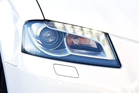 Xenon ist aufpreispflichtig. Serie sind Halogenscheinwerfer.