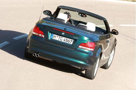 Die Wege des Sechsganggetriebes sind so kurz wie der beim 1er Coupé grundsätzlich kupierte Hebel, ...