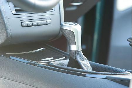 Sechsganggetriebe mit kurzem Schalthebel.