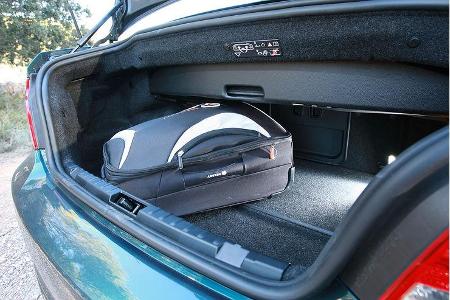 Bei offenem Dach fasst der Kofferraum 260 Liter, geschlossen sind es 305 Liter.