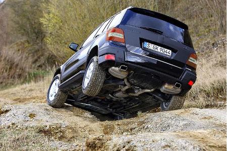 Verschränkung? Kaum. Dennoch wühlt sich der GLK dank Bremseingriff tapfer voran.
