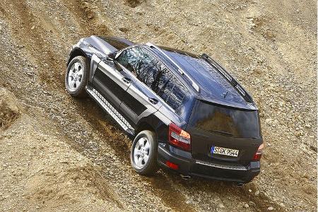 Tatsächlich erweist er sich auch im Gelände als naher Verwandter, denn die Offroad-Kompetenz ist überraschend hoch.