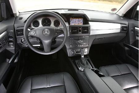 In Details unterscheidet sich das Armaturenbrett von dem der C-Klasse, die Bedienung ist einfach.