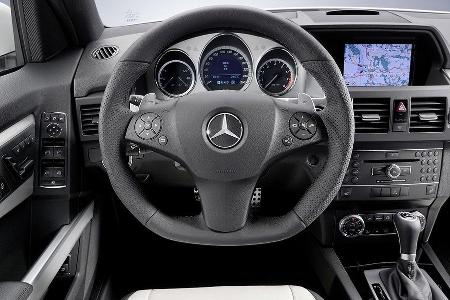 Das AMG-Multifunktionslenkrad ist serienmäßig an Bord.