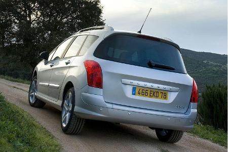 Die stark gewölbte Heckscheibe reicht bis in die Flanken.