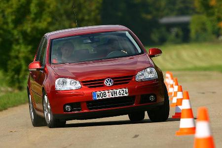 Der VW Golf legt mit mustergültigen Fahreigenschaften, nahezu neutralem Kurvenverhalten, ...