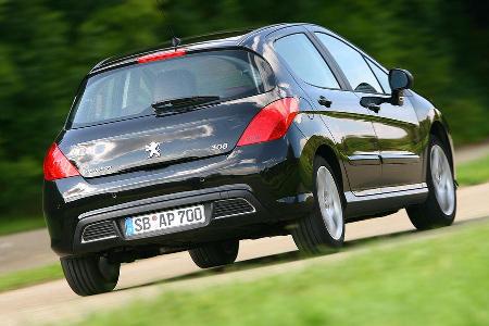 Mit 7,5 L/100 km liegt er auf Augenhöhe mit den beiden Konkurrenten.