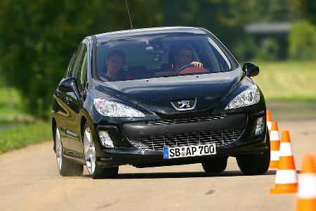 Bei den Fahrdynamik-Versuchen überzeugte der Peugeot 308 mit einem sehr gutmütigen Fahrverhalten ...