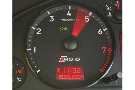 Der RS6 Plus hatte unter anderem einen Sportauspuff der quattro GmbH, 19-statt 18-Zoll-Felgen und gelochte Bremsscheiben.