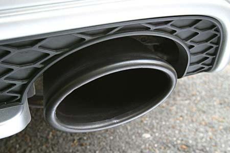 Die Auspuffanlage des RS6 Plus hatte schwarz eloxierte Endrohre.