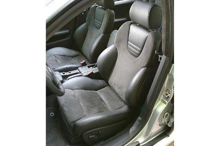 Serienmäßig im RS6 Plus waren ebenfalls die Naturledersitze, doch die Optionsliste führte auch eine zweifarbige Leder/Alcant...