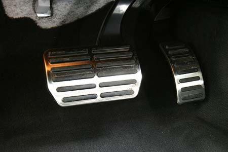 Die Pedalerie des RS6 Plus kommt in Alu-Optik. Wer im RS6 Plus Vollgas gibt, wird erst bei 280 statt bei 250 km/h abgeregelt.