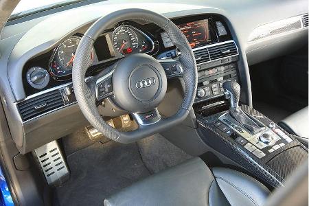 Das Cockpit zeigt sich modernisiert, die Kraft wird über eine 6-Gang-Tiptronic übertragen.