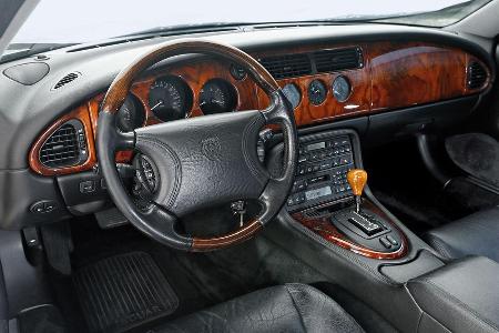 Jaguar XK8 (X100), Cockpit