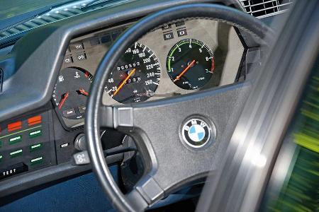 BMW 635 CSi, Lenkrad, Rundinstrumente