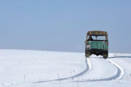 Land Rover 109 Serie 3, Heckansicht, Schneelandschaft