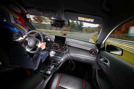 Mercedes-AMG A 45 4Matic, Fahrersicht, Cockpit