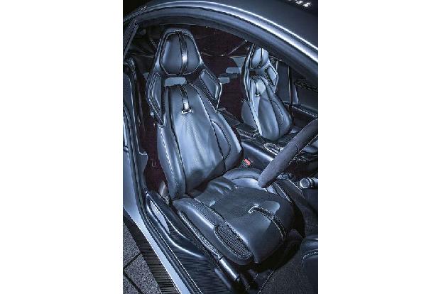 Aston Martin DB10 - Ausfahrt - James Bond - Sportwagen - V8