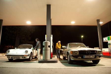 Mercedes 500 SL, Porsche 911 Carrera Cabriolet, Tankstelle