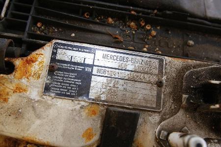 Mercedes-Benz 250 D, Schild, Rost