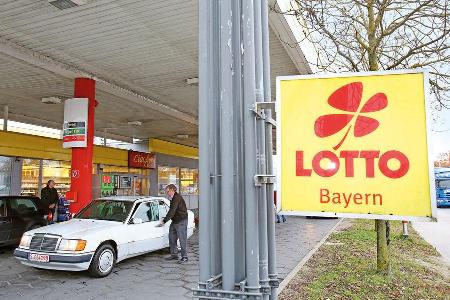 Mercedes-Benz 250 D, Lotto, Tankstelle