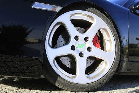 Das stolze 650 Newtonmeter betragende maximale Drehmoment des Elektro-Elfers liegt bereits im Stand an.