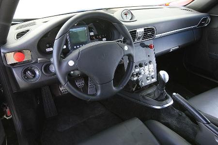 Die räumlichen Gegebenheiten im sportlich- knappen Innenraum sind altbekannt.