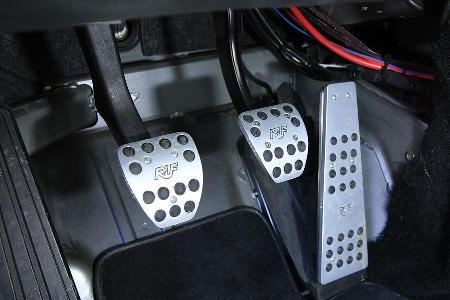 In der Folge hat der Tritt aufs Gaspedal den gegenteiligen Effekt: Je mehr 