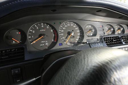 6 klassische Rundinstrumente für Wassertemperatur, Drehzahl, Tempo, Tankuhr, Öldruck und Ladedruck.