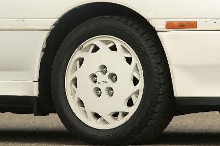 Leichtmetallfelgen mit verspieltem Vielspeichen-Design und Reifen im Format 225/50 VR 16.