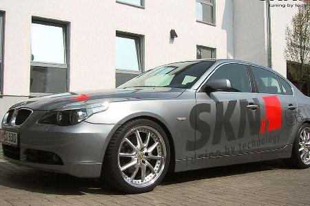 Ab 47.250 kostet der 530d - natürlich dann ohne die störende SKN-Aufschrift. Für 1.000 Euro wird die Leistung um 28 PS geste...