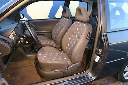 Selbst bei einem Kleinwagen mit einem Radstand von nur 2,32 m lässt es sich kommod reisen. Ein Grund dafür sind die guten Si...