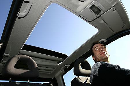 Mit großem Panoramaschiebedach wird der Lupo fast zum Cabrio.