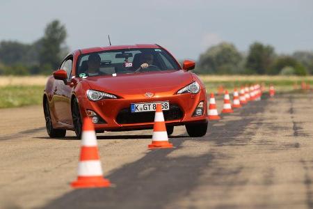 Toyota GT 86, Frontansicht, Slalom