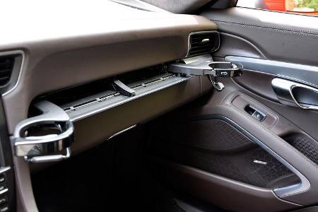 Porsche 911 Carrera, Getränkehalter