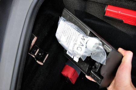 Porsche 911 Carrera, Erste-Hilfe-Kasten