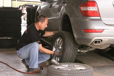 Geländewagen, Reifentest, Reifenwechsel