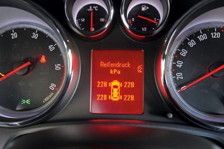 Praxistest, Opel Astra Sportstourer 1.4 Turbo, Anzeige
