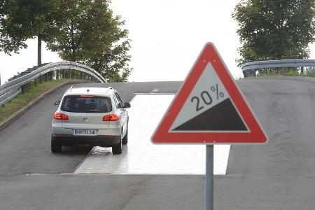 VW Tiguan 2.0 TSI 4motion Sport & Style, Steigung, Verkehrsschild