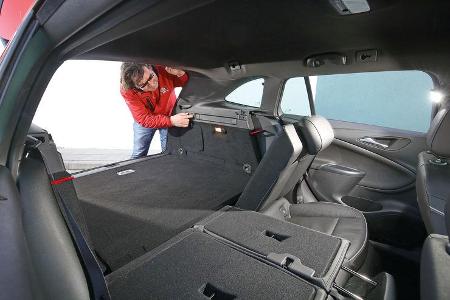 Opel Astra Sports Tourer, Rücksitze umklappen