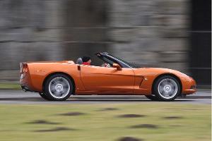 Das Corvette Cabrio kommt mit V8 Smallblock zügig um die die Kurven.