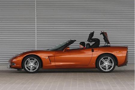 ... erst dann übernehmen die Elektromotoren und packen das Stoffverdeck in weniger als 18 Sekunden zusammen.