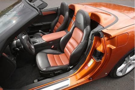 Eine massive Mittelkonsole trennt die Sitznischen.