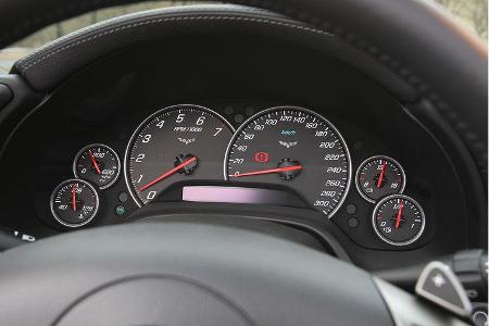 Beschleunigung: 4,6 Sekunden, Top-Speed 306 km/h.